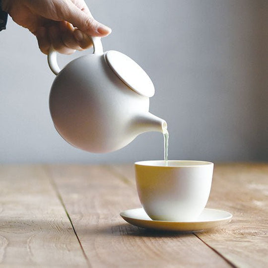 Tekopp med fat Pebble Vit 180ml - The Tea Centre of Stockholm